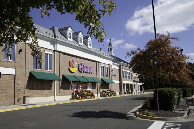 Storefront of Giant grocery at Dominion Valley